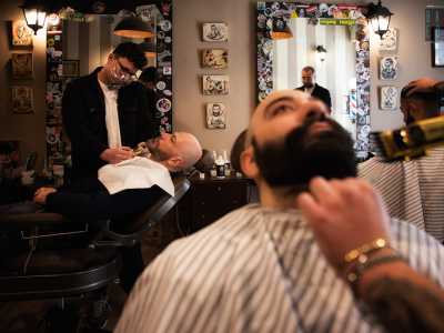 Mentre parliamo fa da sottofondo il rumore delle macchinette impugnate da Gianni Papagno e Giuseppe, entrambi impegnati con avventori adagiati su poltrone marroni vintage